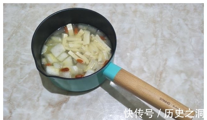 北豆腐|入秋后，冬瓜汤要多喝，多加2样食材，营养翻倍又鲜美