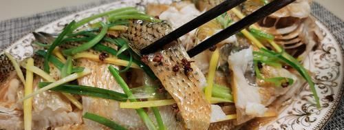 清蒸鱼,不要上来就放盐,教您小妙招,鲜嫩多汁,不柴也不腥