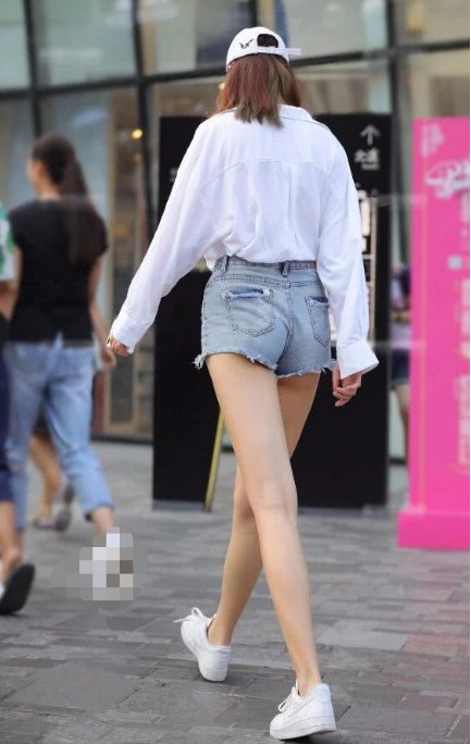 白衬衫加牛仔短裤，窈窕高挑，清爽又美丽