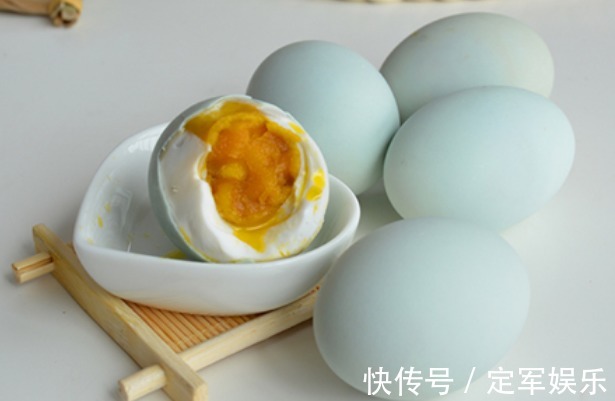 成熟|自制咸鸭蛋,只需2样调料,10天就成熟,半月蛋黄起沙出油,真香