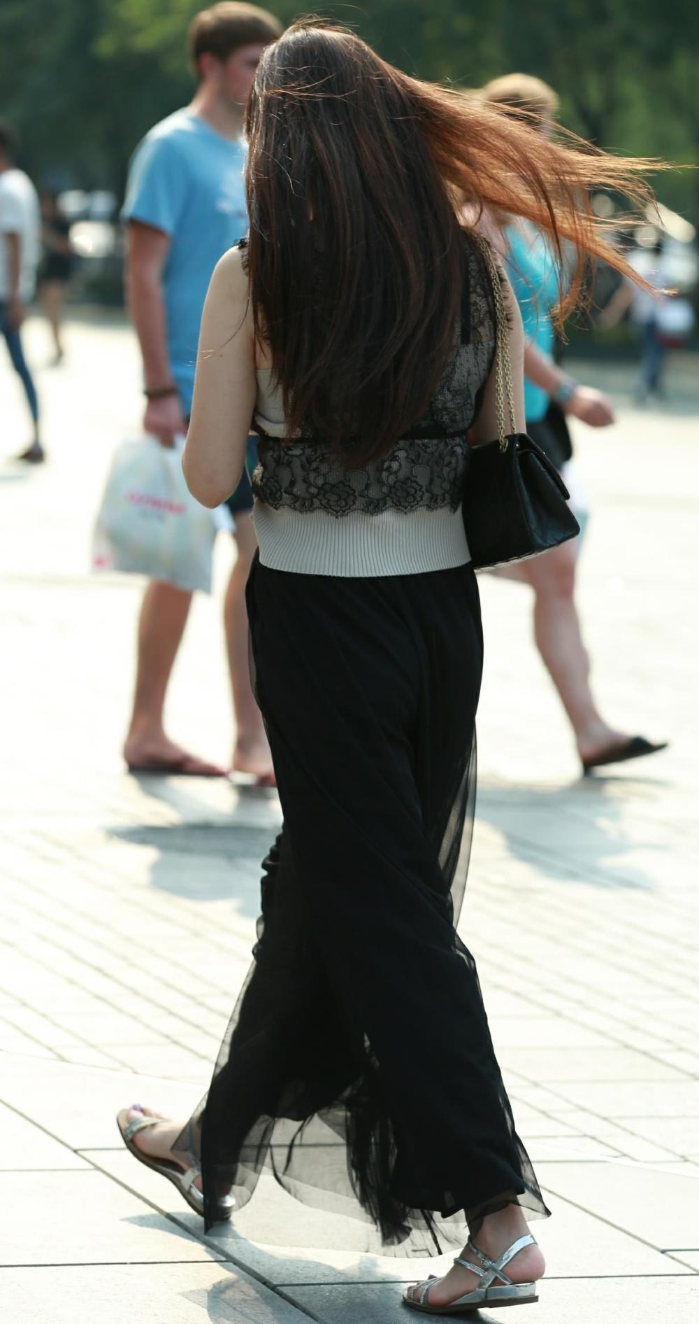 气质小姐姐薄纱连衣裙女人味儿十足,体态丰韵,婴儿肥的感觉刚刚好