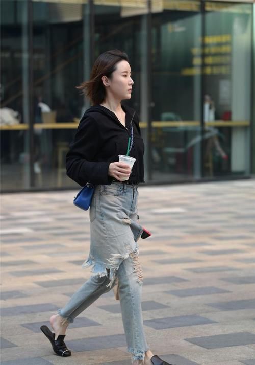 卫衣|美女一件黑色短款小卫衣，搭配水洗蓝的破洞牛仔裤，满满的时尚感