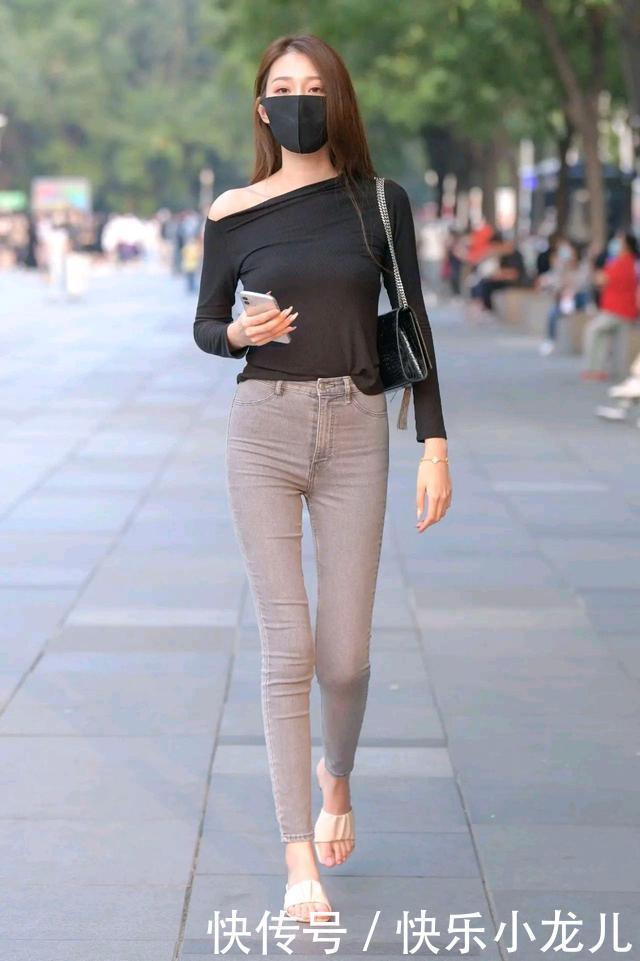 丝袜|灰色吊带连衣裙,搭配裸色丝袜和白色高跟鞋,清爽凉快还时髦减龄