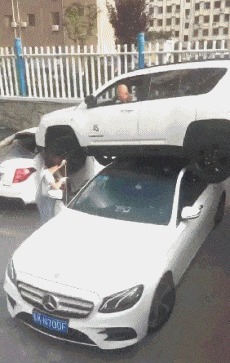 |搞笑GIF:冬天到了,地球有点冷,我给他烧点柴火