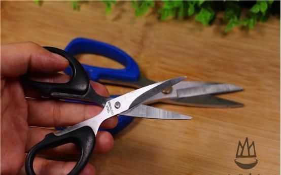 摩擦|不管剪刀有多钝，千万不要扔掉，学会这一招，剪刀瞬间锋利如新