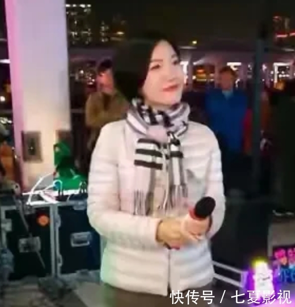 《星光大道》冠军龙婷又回去街头“卖唱”了