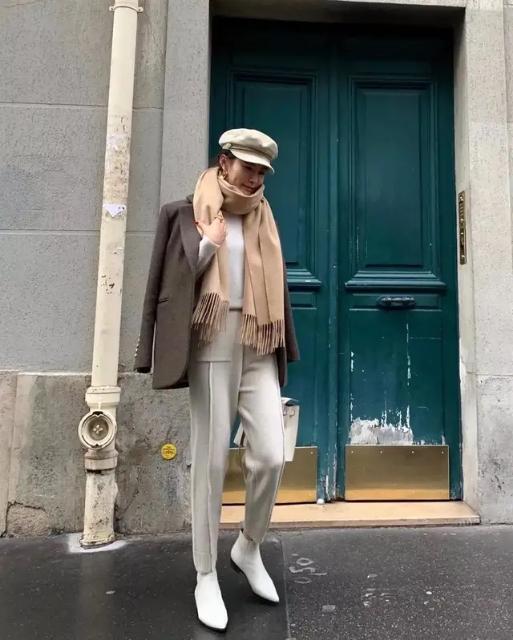 裤腿 女人过了50少穿“小黑裤”,不洋气!今年流行“奶奶裤”,真漂亮