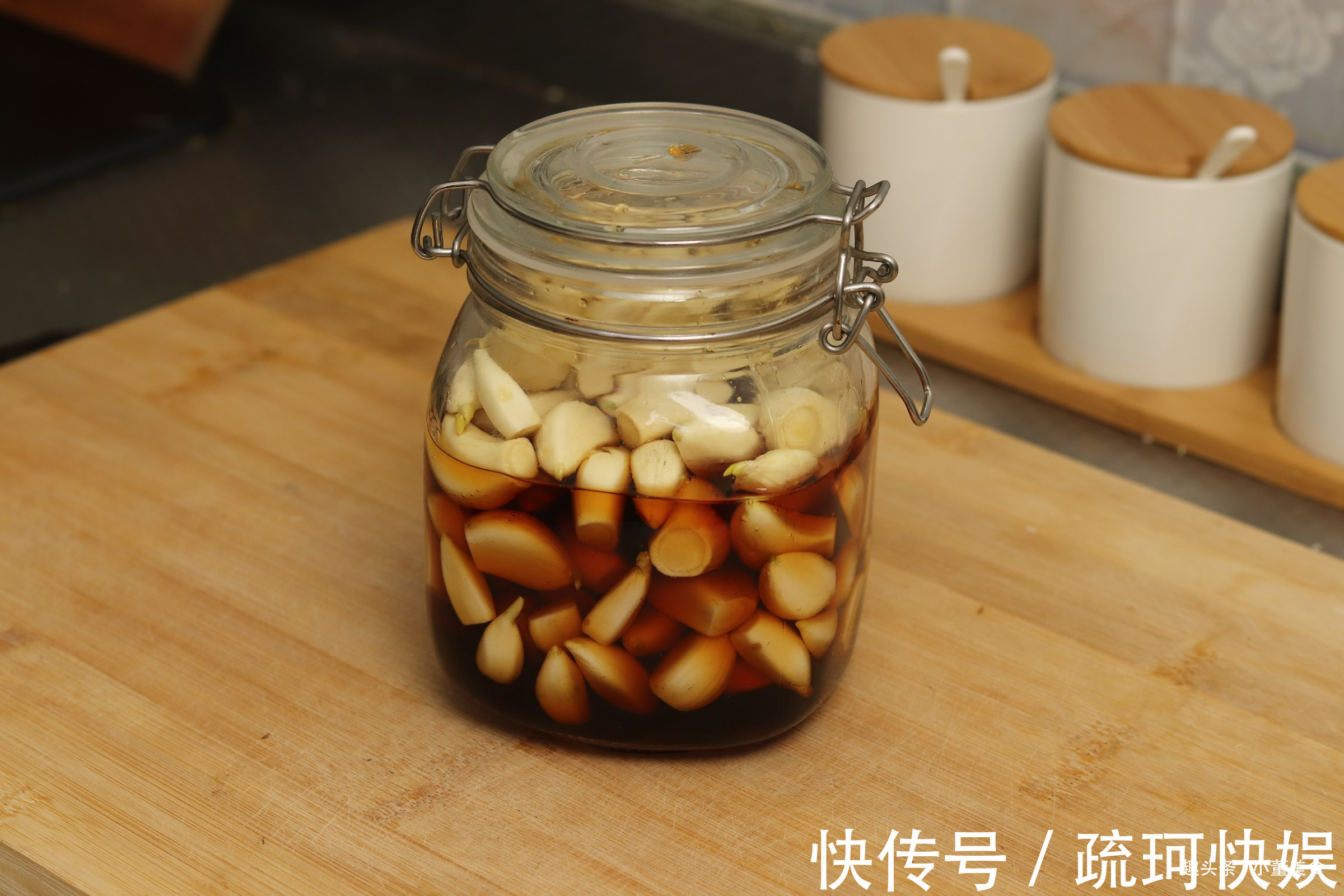 腌腊八蒜|腌腊八蒜,直接加醋泡就错了!多加这2步,清脆可口,2天就变绿