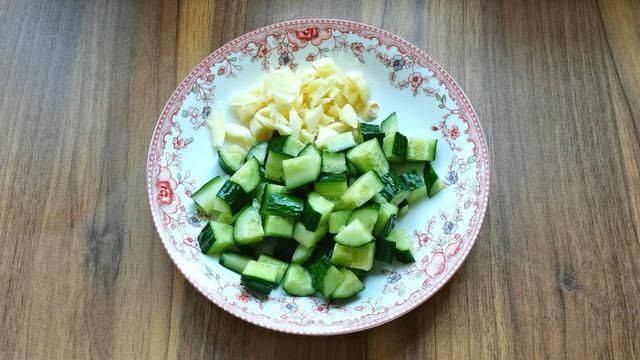 小米辣|夏日的黄瓜这样做，好吃下饭，美容又健康，吃了还想吃的下饭菜
