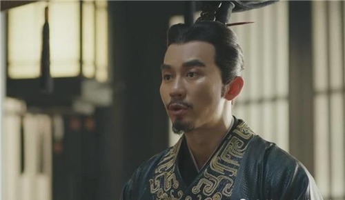 父亲|曹操说他不是寻常人，曹丕不信问：皇上和父亲只能救一人，你救谁