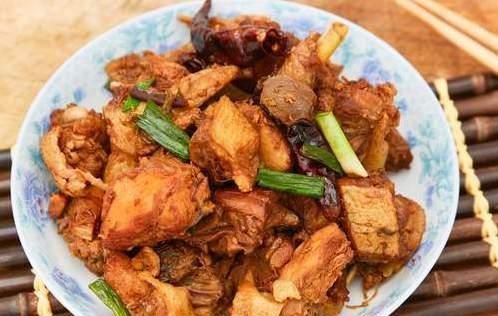 鸡肉|大厨透露：炒鸡肉时，别着急下锅，多做这2步，鲜嫩入味还不腥