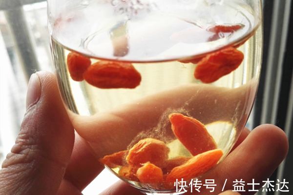食用|枸杞怎么吃,才能发挥最大功效,干嚼还是泡水或许你一直吃错了