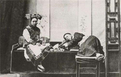 神情|晚清鸦片馆的真实场景男子神情麻木，女子面无表情，任人摆布