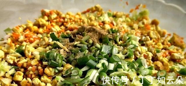 我遇到此菜从不手软，6毛一斤一次性多买点，薄皮大馅家人都爱吃！