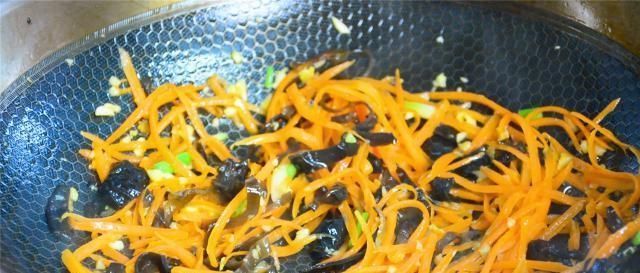  孩子|3个鸡蛋，2个杏鲍菇，简单一做，我家一周吃5次，上桌孩子超爱吃