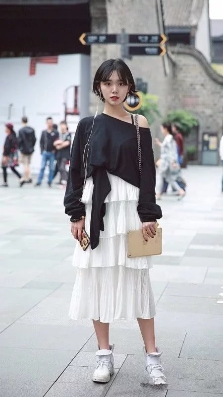 街拍:清新素雅的美女,淡粉色的裙子柔美大方,活力十足