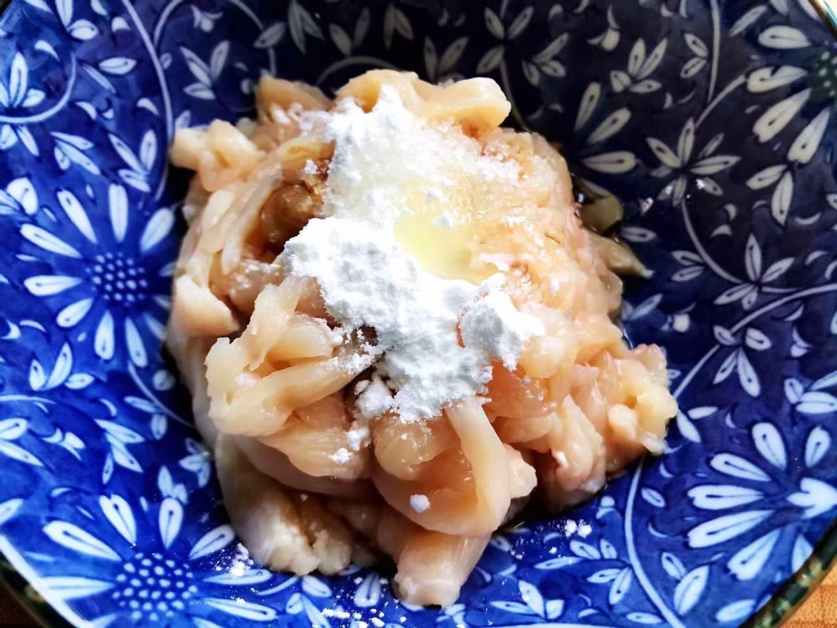 家常小炒胡萝卜木耳炒鸡丝，10分钟就做好，简单快手，鲜美可口