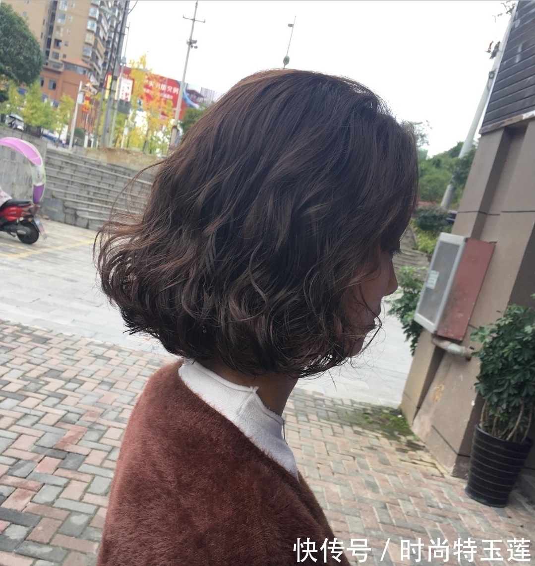 洋气 今年秋冬发型别乱剪,18款洋气烫发送给你,无论胖瘦都适合