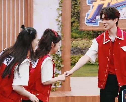 金婧录《奔跑吧》和蔡徐坤互动频繁，两次避嫌的方式很高级