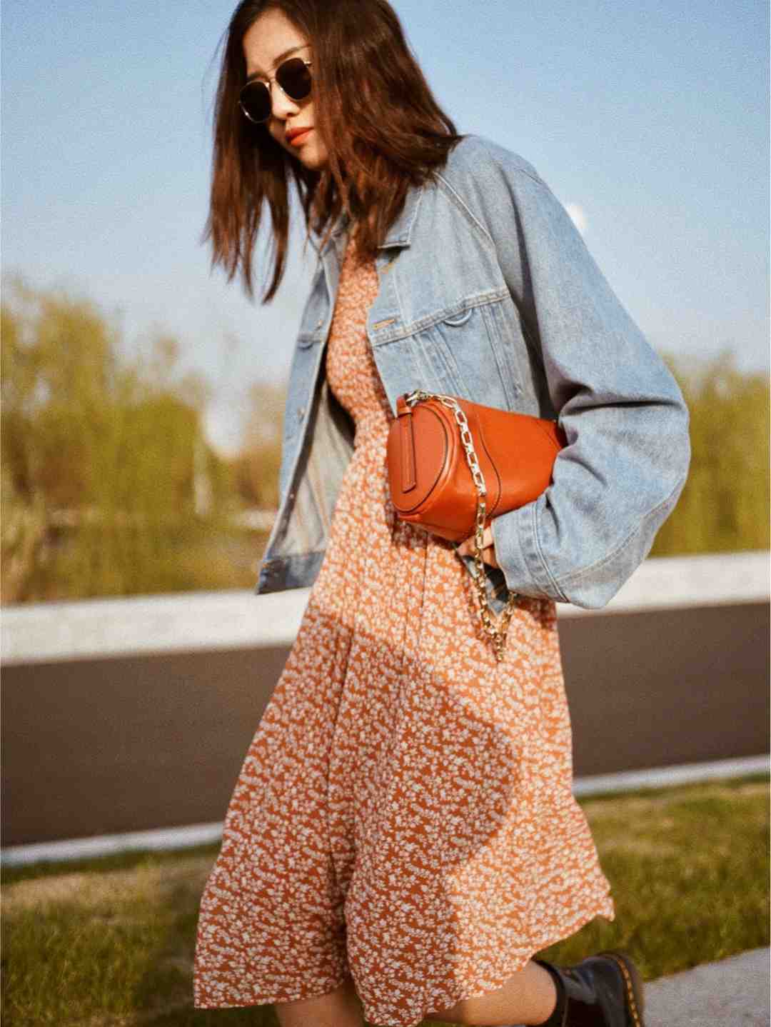 一眼万年 早春就流行穿“牛仔外套”,时髦减龄还不挑人,谁穿都好看