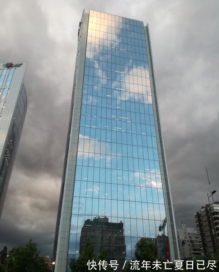 东边日出西边雨|25张“假”照片，车洗得太干净犹如隐身，拍出镜子里外不同的自己