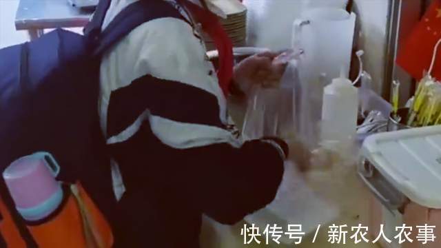 原生家庭|小女孩让妈妈照顾客人,自己给自己做早餐,网友:别人家的好孩子