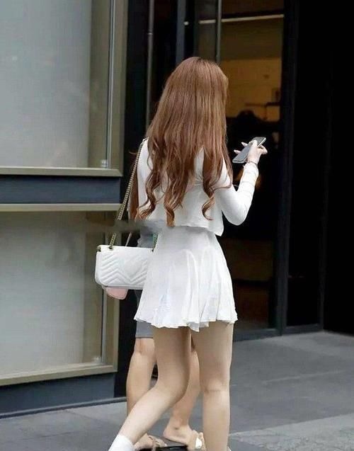https://p.ssl.img.360ku女超人姐姐:纯白连衣裙气质十足,独有一份时尚魅力!