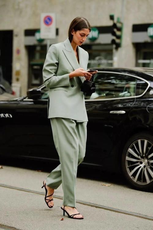 最难穿的绿色竟然2021最流行？原来穿对这么美,超级治愈！