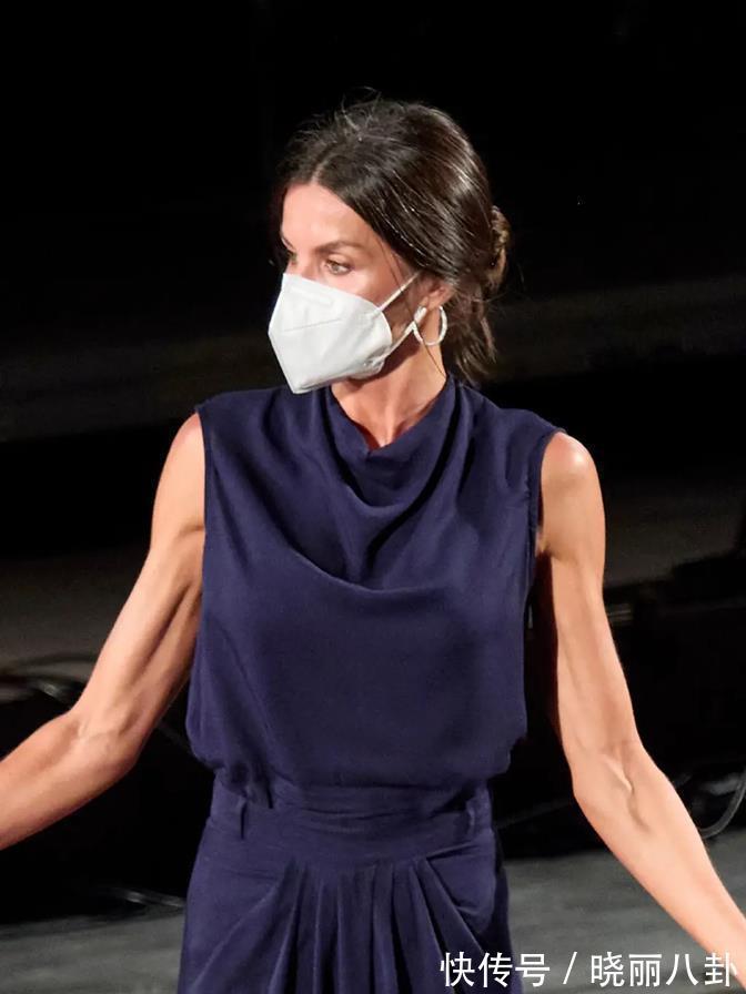 穿搭|49岁莱蒂齐亚真老了,罕见穿缎面裙肌肉松散,头发花白凌乱老太快