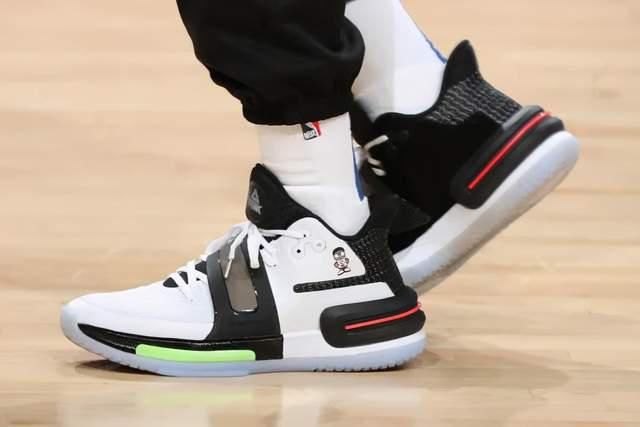 NBA球员上脚：Kobe9全明星配色，范乔丹的闪击7很帅