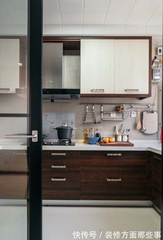 背景墙|153平现代风四居室,原木色+白色令空间蔓延着冷暖和气