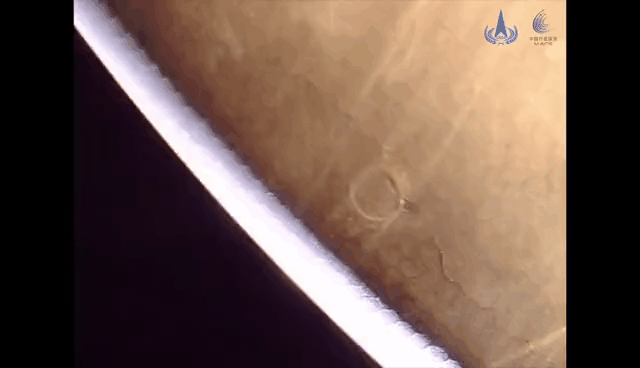 国家航天局 祝融号传回首批火星图像，着陆器切入大气层动图，乌托邦平原实景