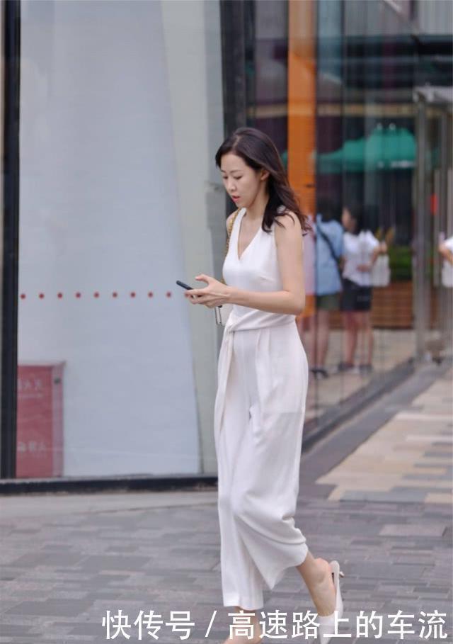 一身纯白的连体裤,清爽美丽,彰显淑女的气质