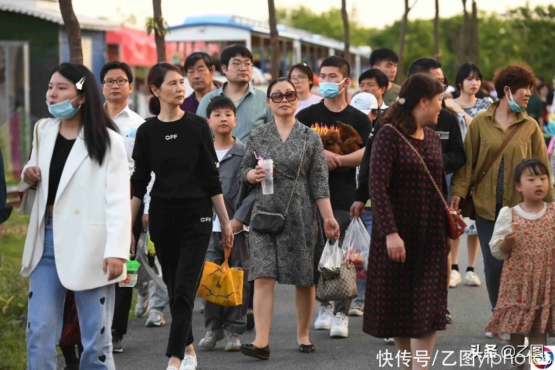 草根景区五一首日游客超半个黄山，越夜人越多，现场惊叫连连