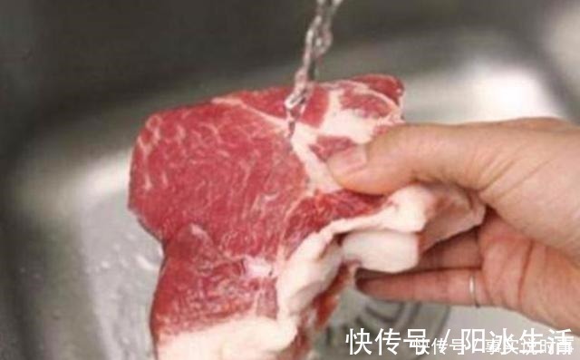 解冻肉千万别用水泡，大厨教我这样做，解冻快，肉还很鲜嫩！
