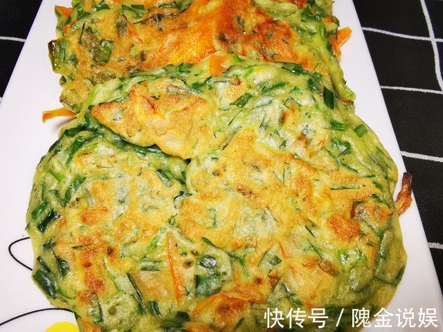 一把韭菜，一根胡萝卜，做好吃的蔬菜饼，简单营养，五分钟就完成