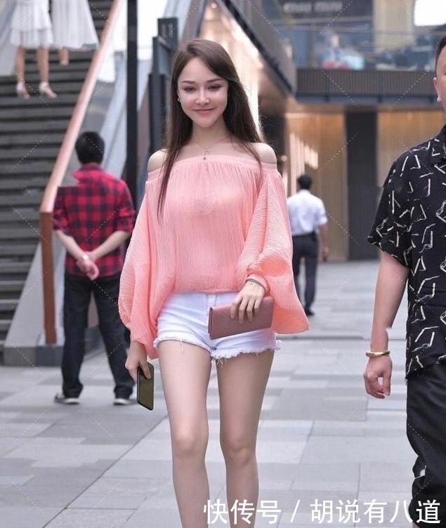 白色|粉色上衣搭配白色牛仔短裤,温柔典雅,气质迷人