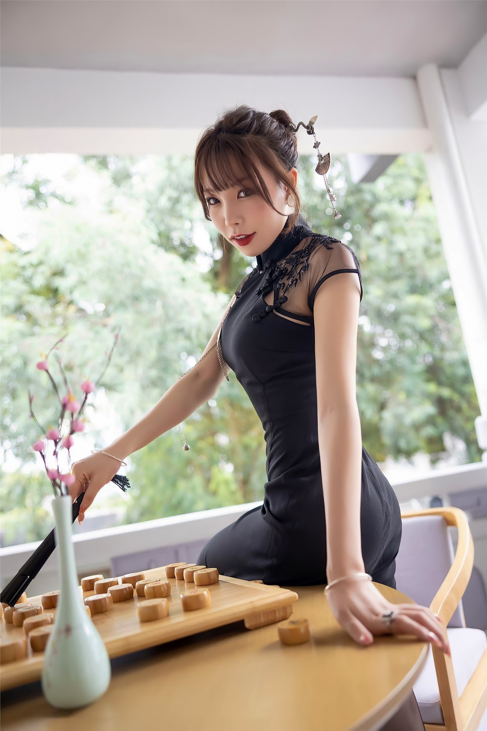 写真|嫩模陈芝写真图,黑丝长腿媲美杨幂,旗袍与中国象棋激情碰撞,尽显东方神韵