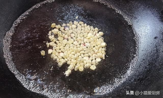 香葱葱白|教你用杏鲍菇和黄瓜还有西红柿一起炒来吃，清香鲜美，营养又好吃