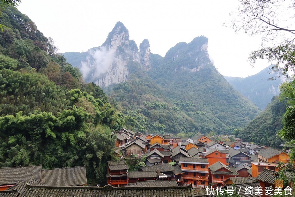 矮寨奇观景区，不仅有百年公路千年苗寨，更有被评为世界最美的大桥