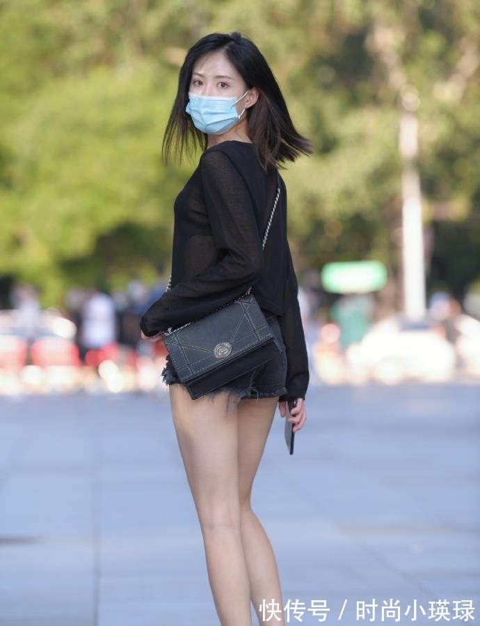 小姐姐 美女“磨砂”黑色上衣,展现出不一样的朦胧美