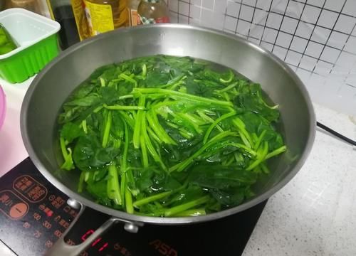 炒菠菜时，到底用不用焯水？教你1招去草酸，菠菜不涩更鲜香