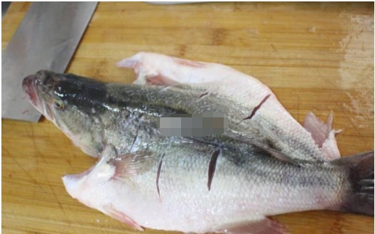 鲈鱼最简单的家常做法,鲜嫩少油,在家也能做出大厨的档次