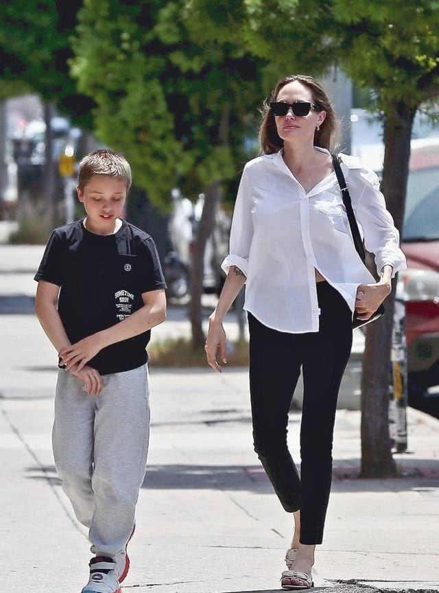 利落|安吉丽娜·朱莉真会穿，一件长款风衣潇洒利落，气场全开真有魅力