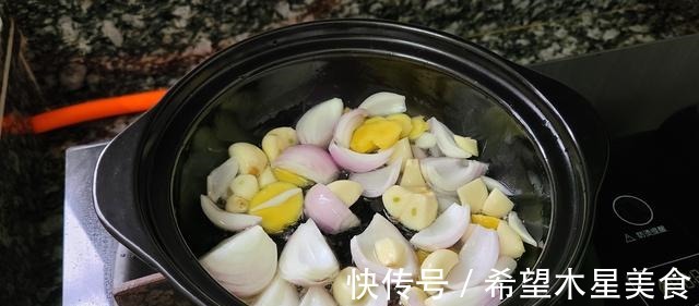 盐焗鸡煲，这一道家常菜在广东出了名，好吃味美又简单！