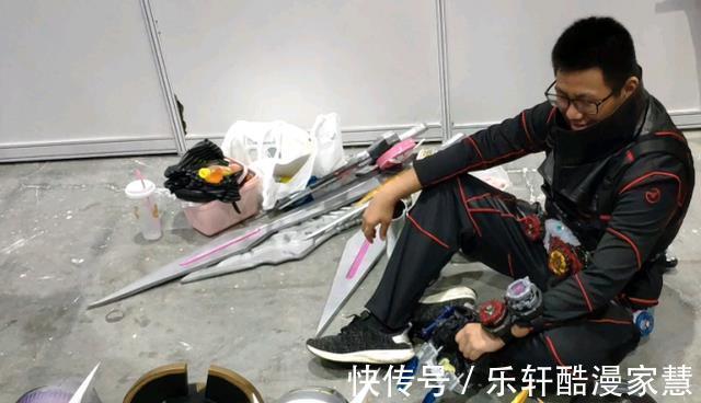 假面骑士|假面骑士逢魔时王退休生活曝光，开车被抓就算了，卖猪肉真的绝了
