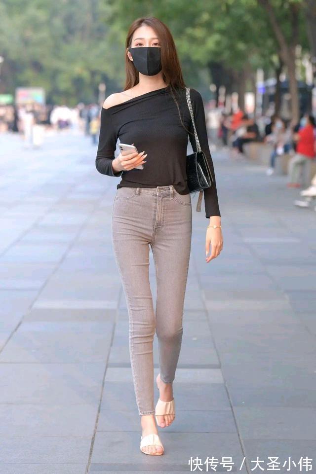 牛仔裤|美女街拍:黑色斜肩长袖上衣,灰色紧身牛仔裤,身材纤细苗条气质轻熟脱俗