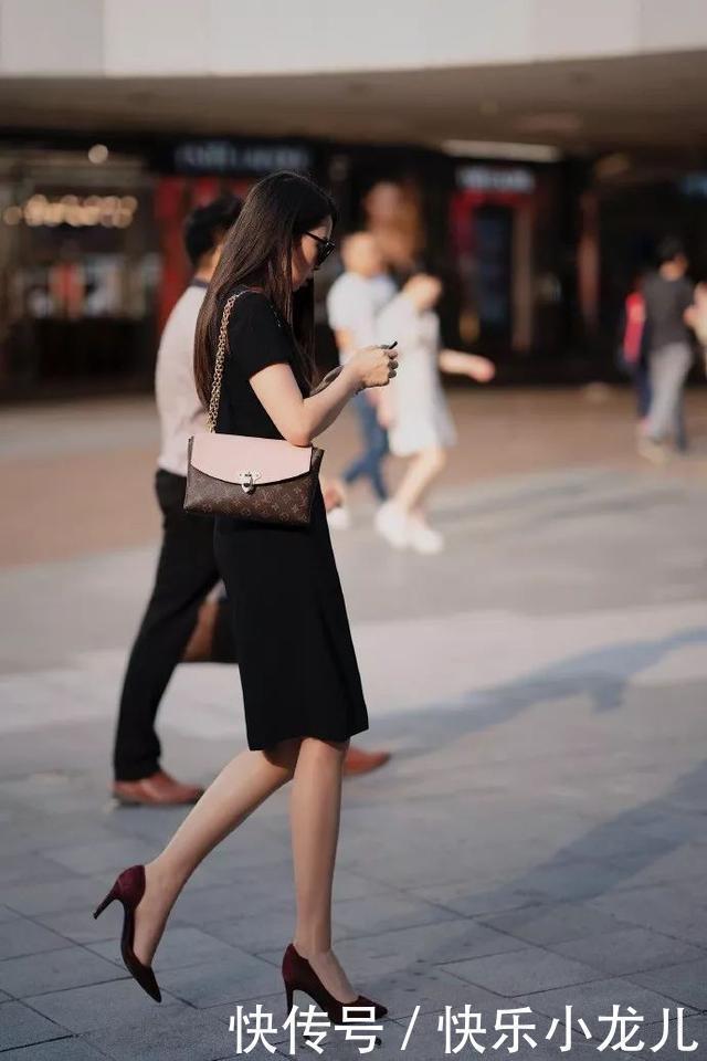 搭配着|街拍美女浅紫色的网纱连衣裙搭配着一双黑色的尖头高跟鞋,气质优雅