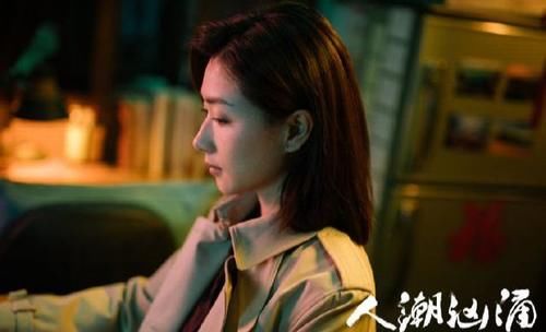 《人潮汹涌》定档，粉丝不满海报没有万茜，万茜亲自下场解释