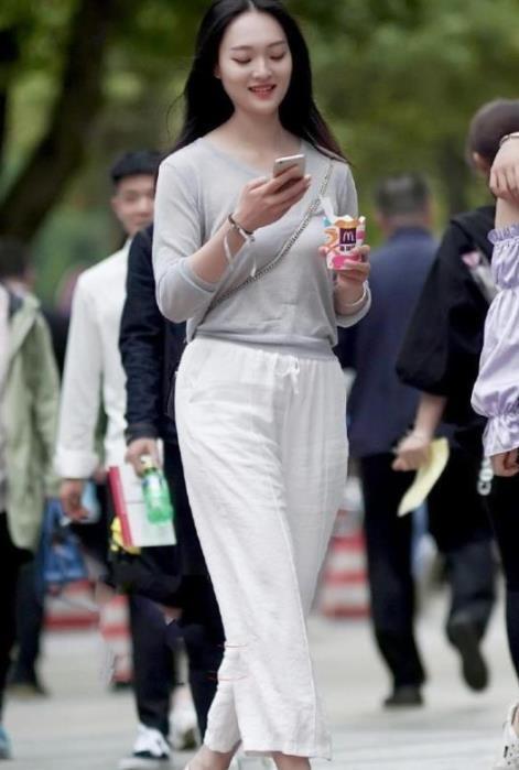 街拍身材出众傲人的小美女,容颜清秀甜美,好美